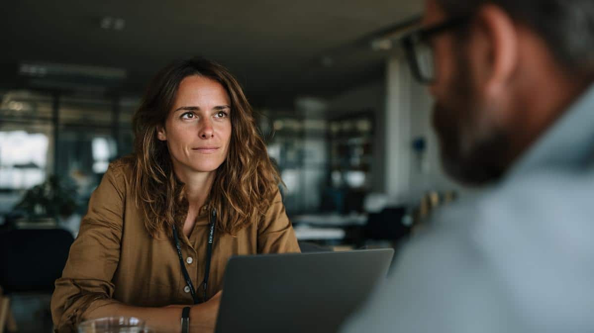 Employé en discussion avec son manager pour une demande de 80 pour cent